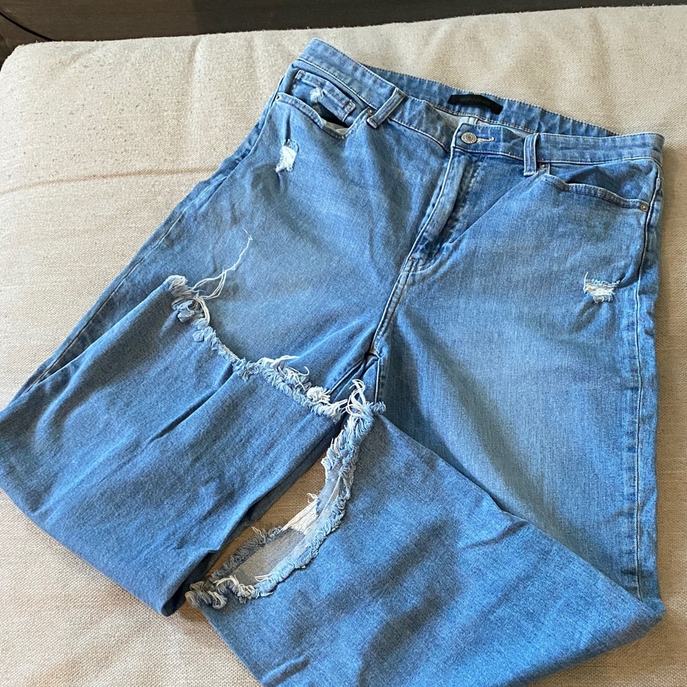 EUC Women’s Uniqlo Light Blue Pants Jeans Wide Cropped distressed 32 Stretch